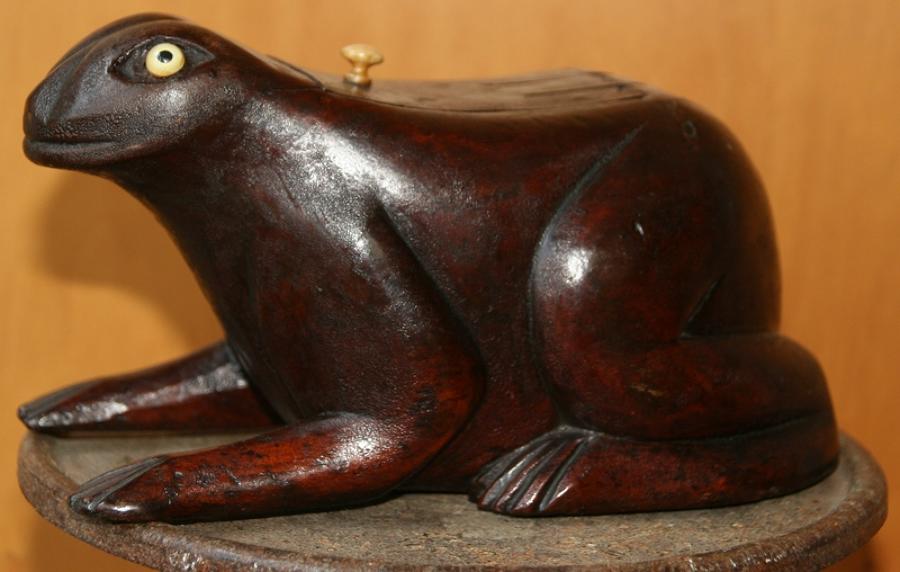 Large English Frog Table Snuff / Tobacco Box 19th century